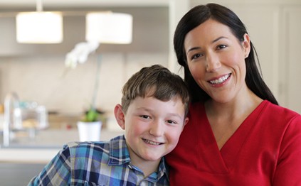 Madre e hijo sonriendo para la imagen de camara