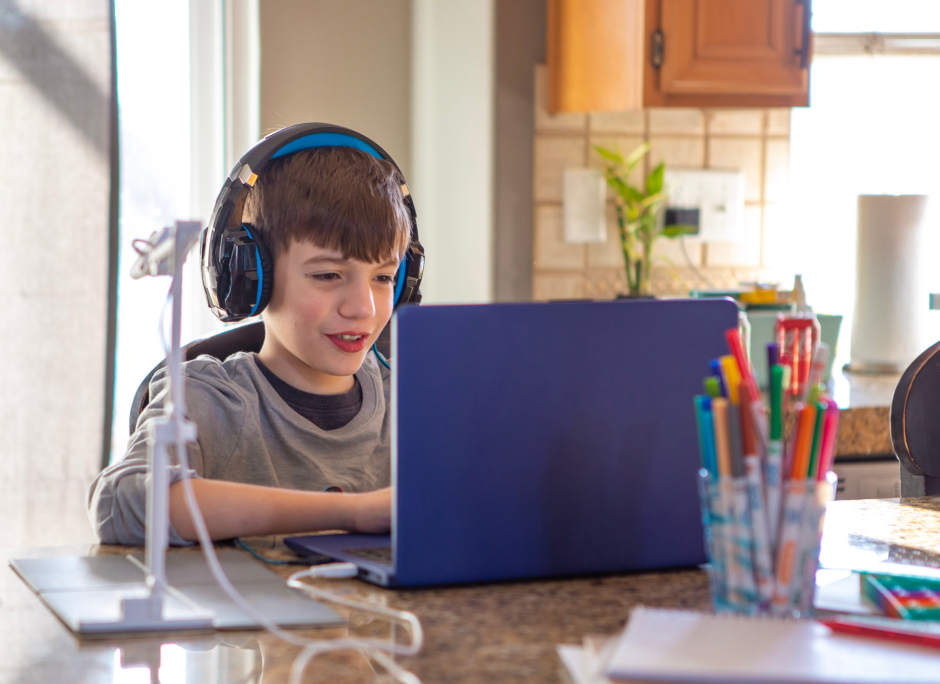 Estudiante con los auriculares puestos tomando una clase online con su portátil imagen