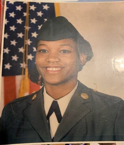 Imagen de la mujer militar