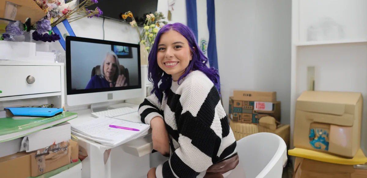 Chica sonriendo a la cámara