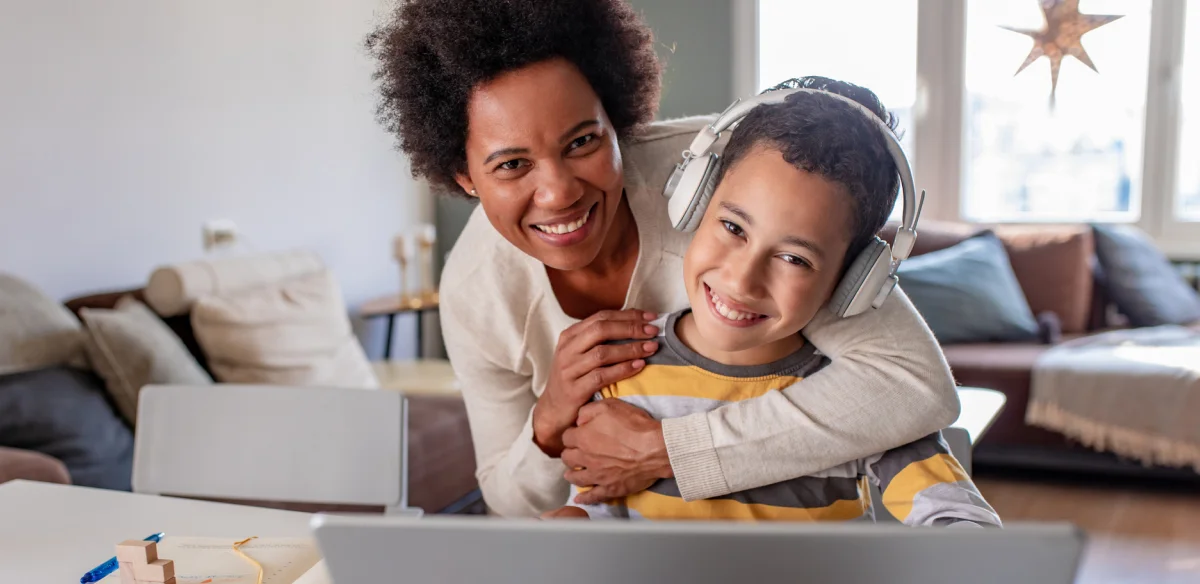 Madre e hijo sonriendo