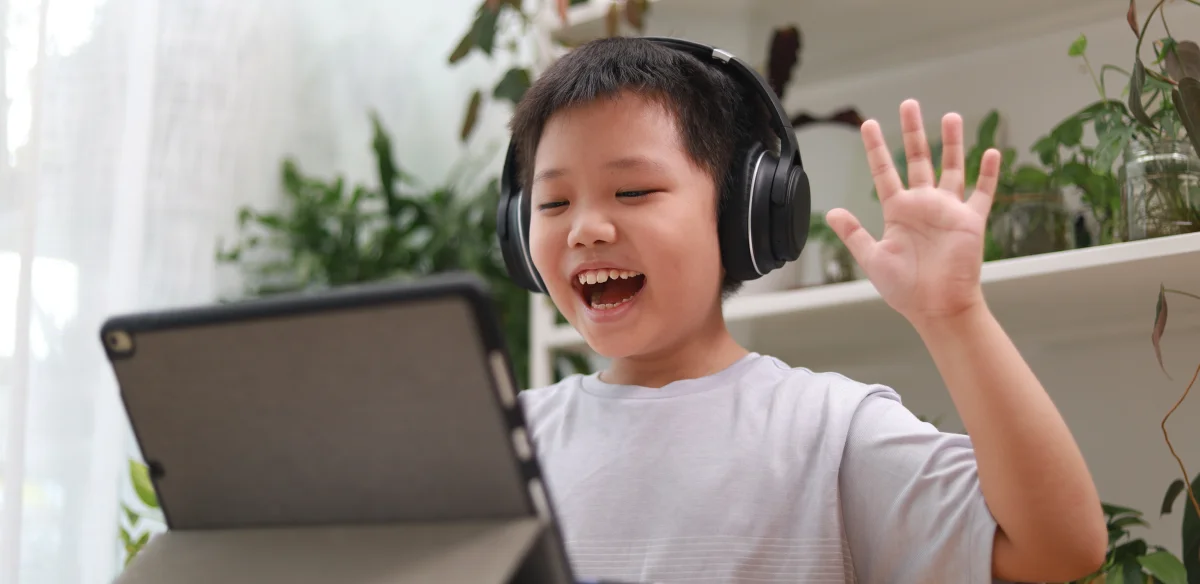Estudiante con auriculares