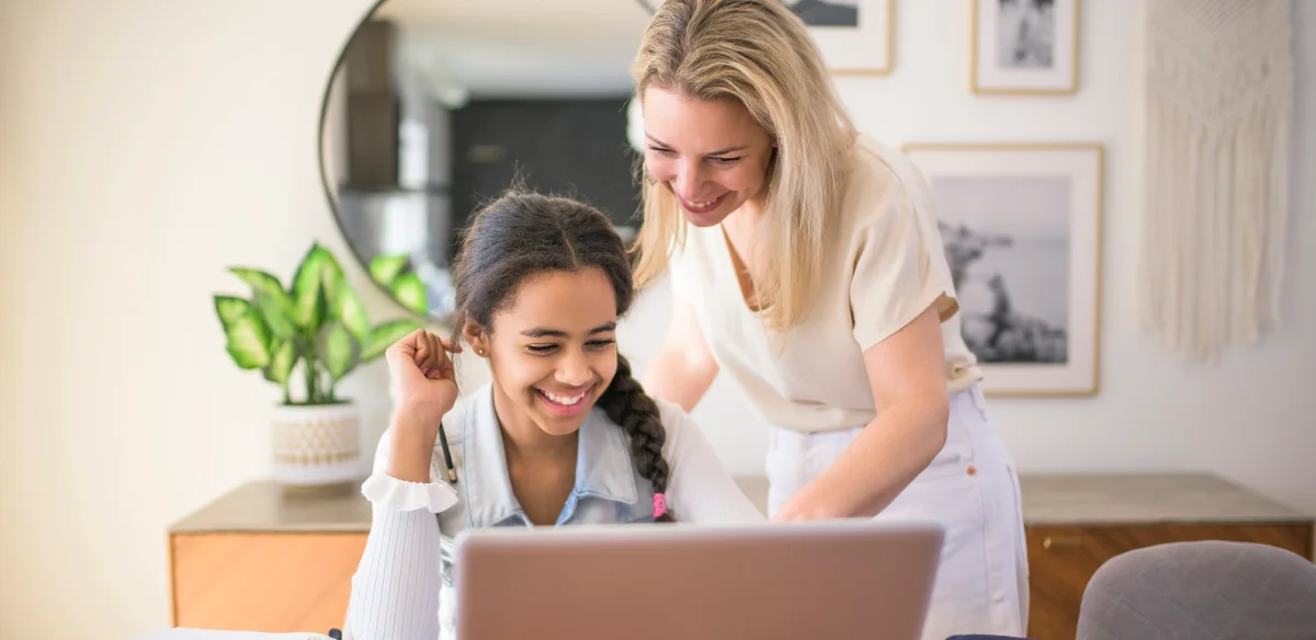 Madre e hija trabajando juntas con su portátil