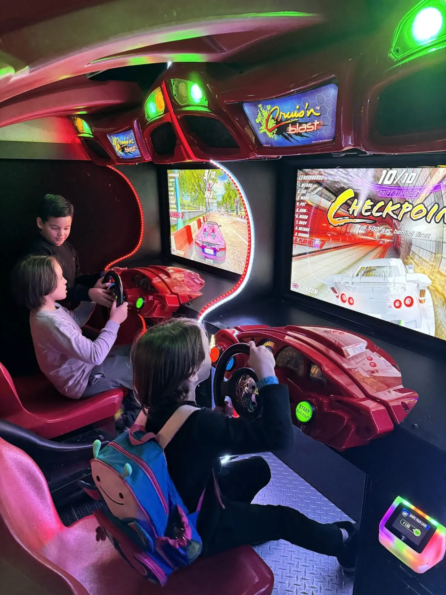 niños jugando en la atracción del coche
