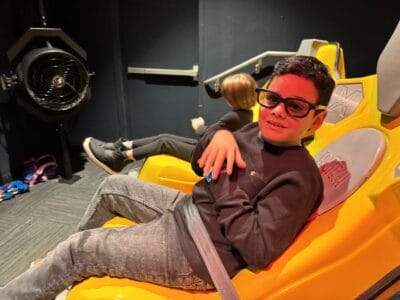 niño con gafas 3d