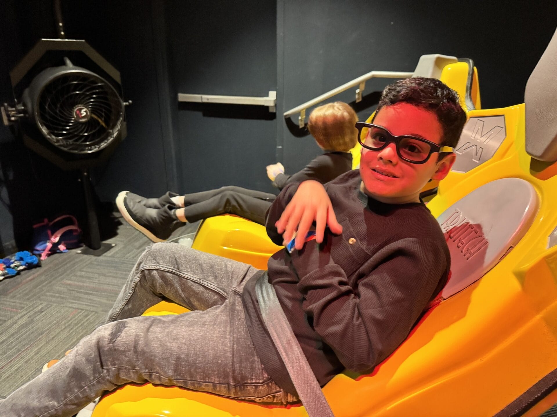niño con gafas 3d
