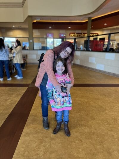 mamá abrazando a su hija