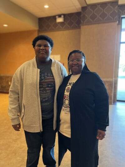 gente feliz en la actividad de la noche de cine