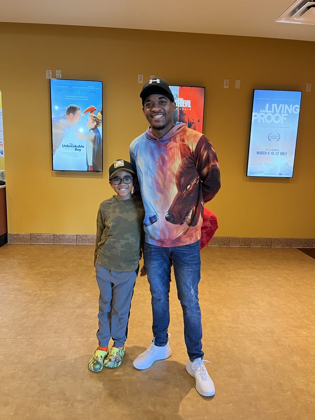 un niño con su padre en el cine