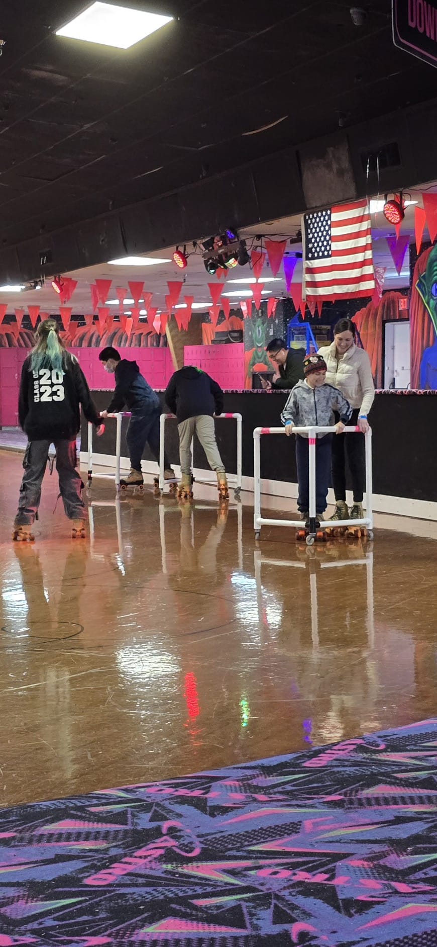 alumnos aprendiendo a patinar