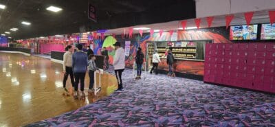 estudiantes divirtiéndose en el skate place