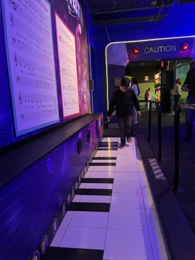 niño pisando un gran piano juego 2