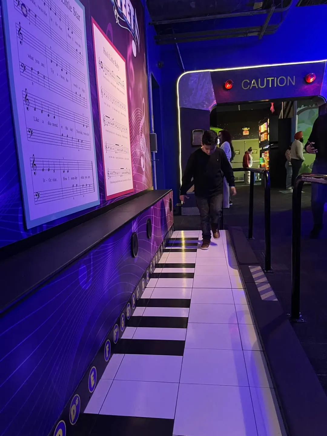 niño pisando un gran piano juego 2