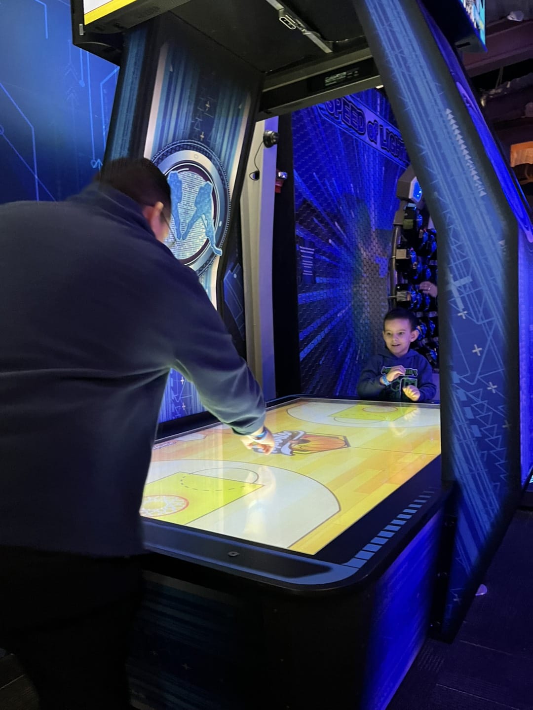 profesor y niño jugando