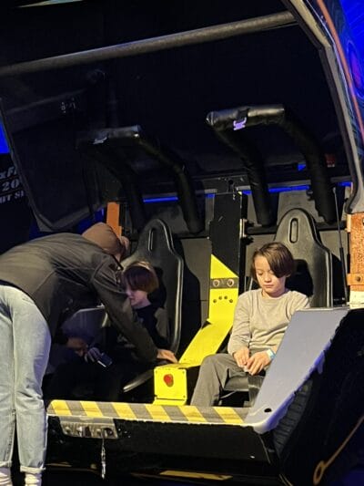 niños en una atracción