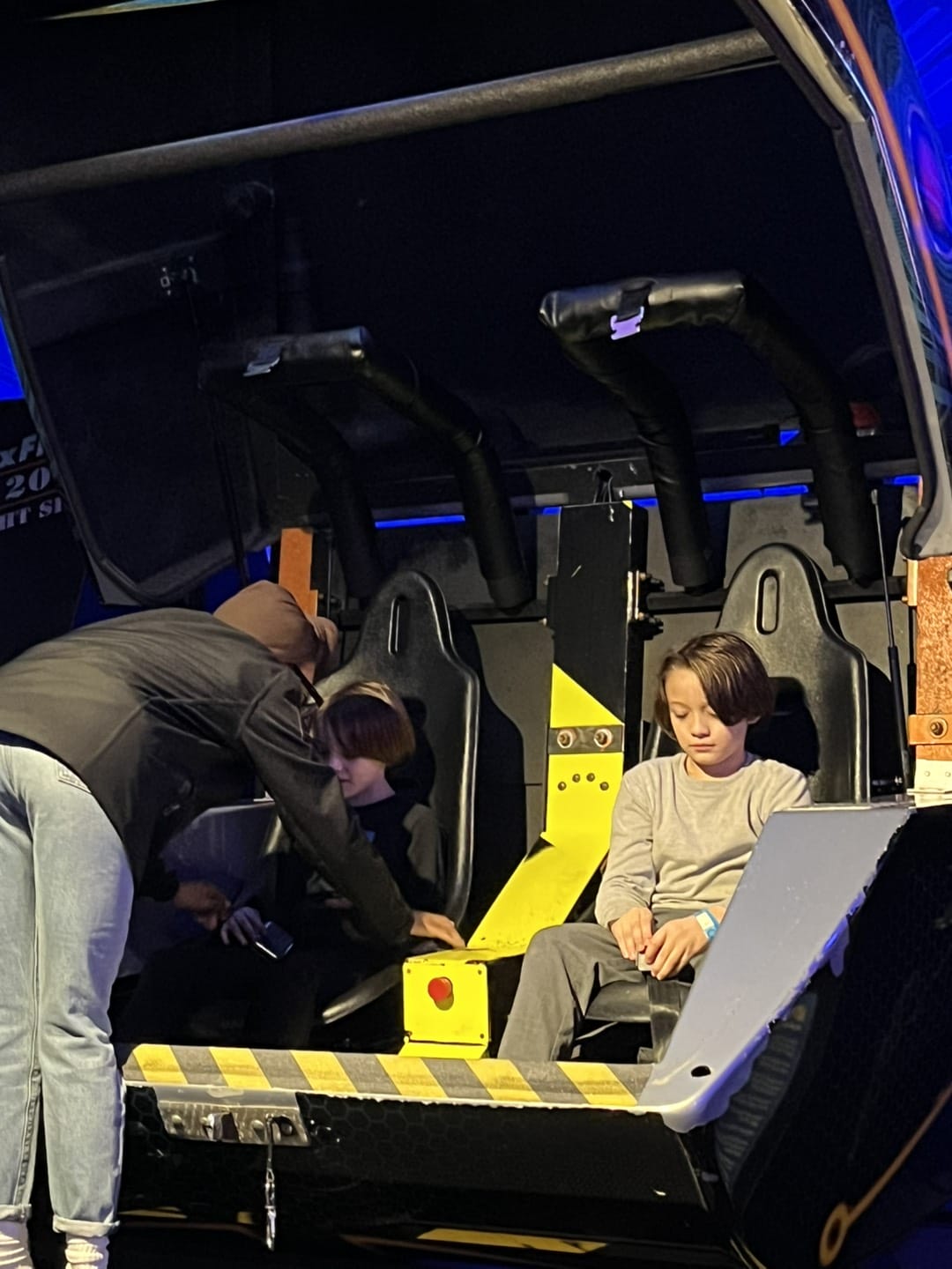 niños en una atracción