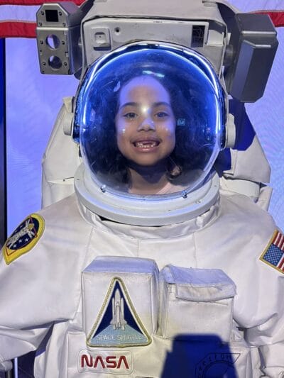 chica con traje de astronauta