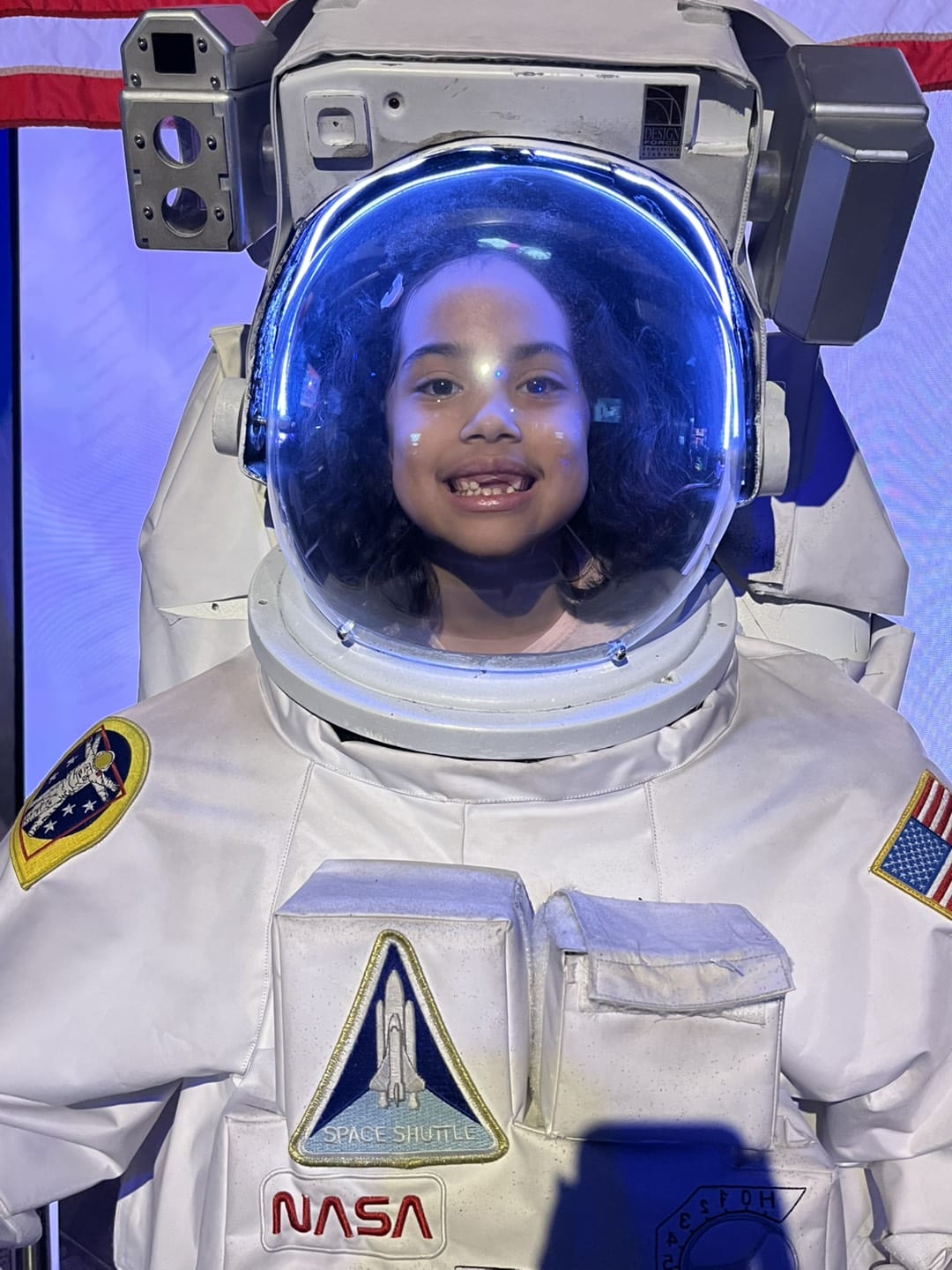 chica con traje de astronauta