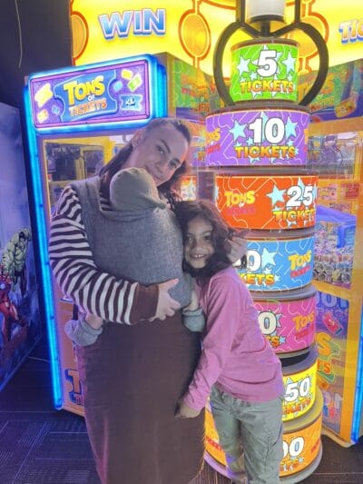 Mujer con bebé y niña sonriendo