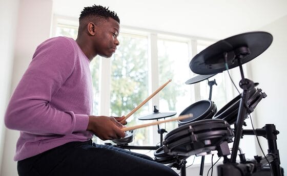 Estudiante tocando la batería