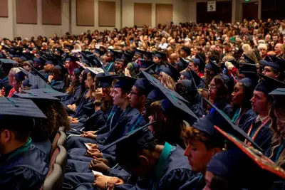 estudiantes felices en la graduación