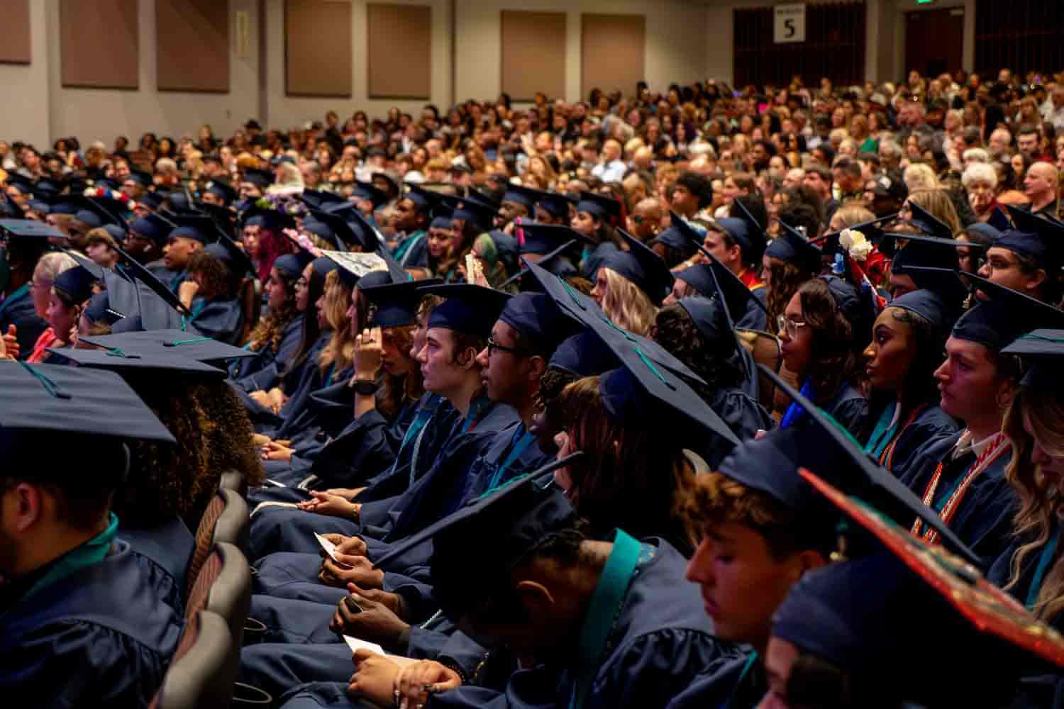 estudiantes felices en la graduación