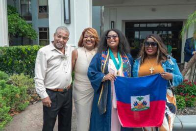 familia feliz con estudiante en la graduación