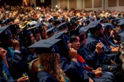 estudiantes en la graduación
