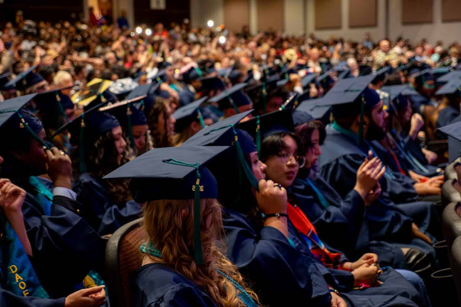 estudiantes en la graduación