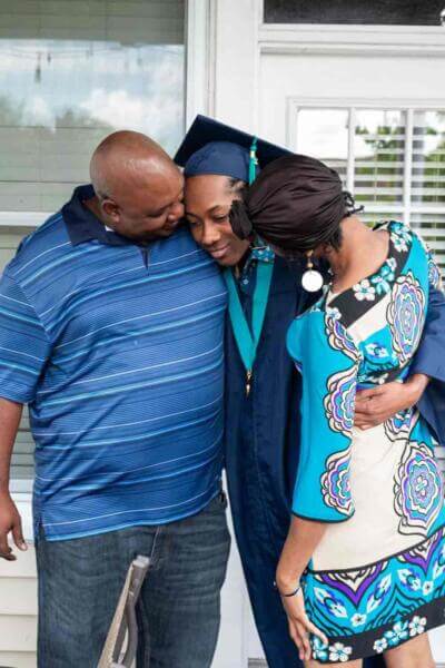 padres abrazando a su hija