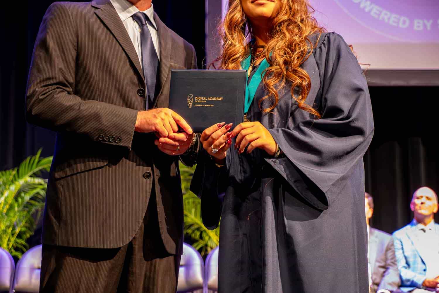 chica recibiendo el diploma