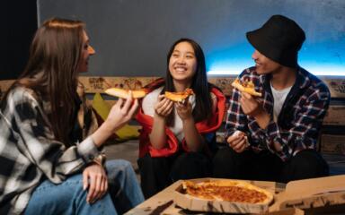 Estudiantes comiendo pizza