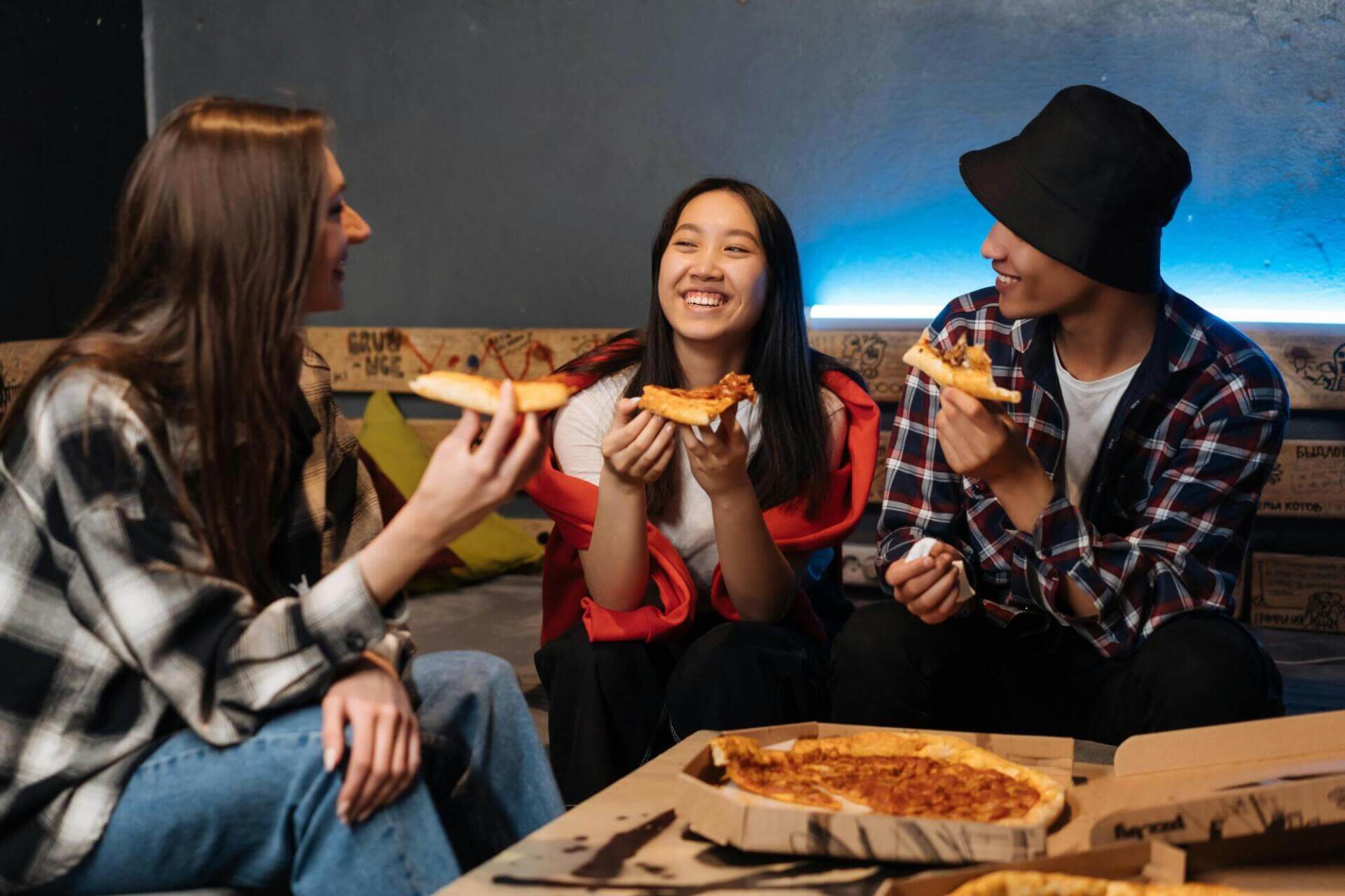 Estudiantes comiendo pizza