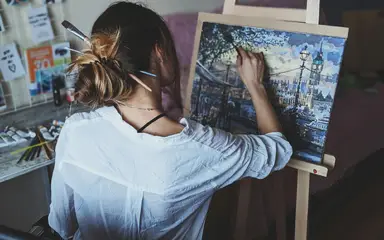 Chica pintando