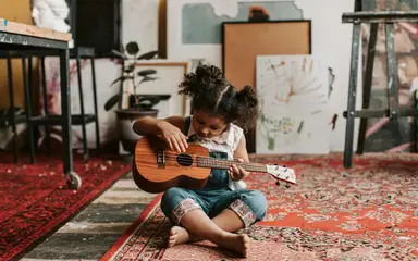 Niña tocando la guitarra