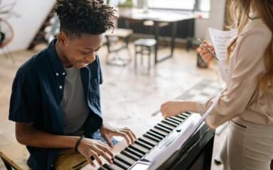 Estudiante tocando el piano