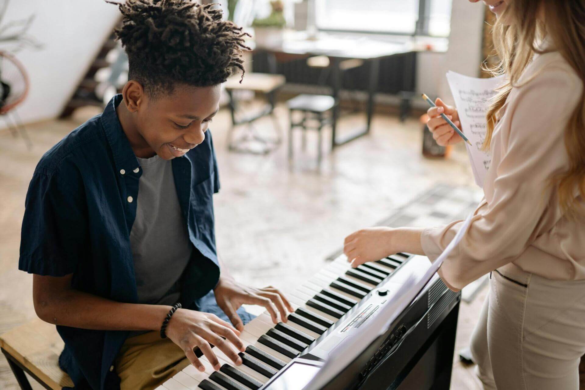 Estudiante tocando el piano