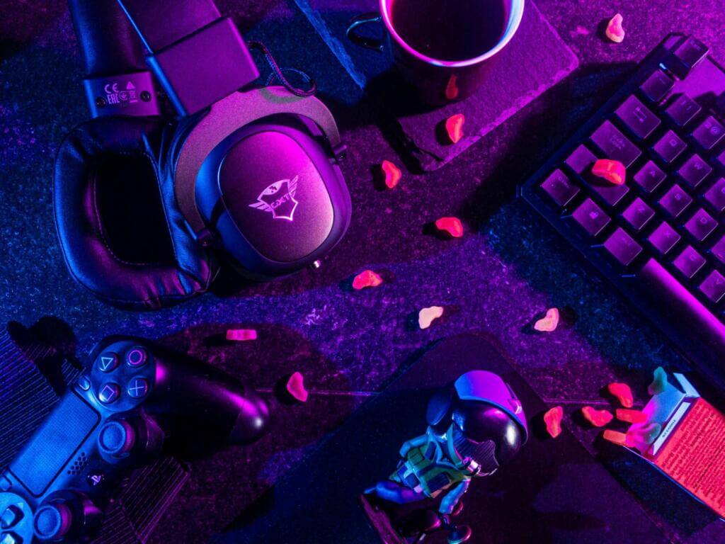 Imagen de joystick, auriculares y teclado