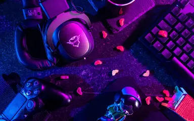 Imagen de joystick, auriculares y teclado