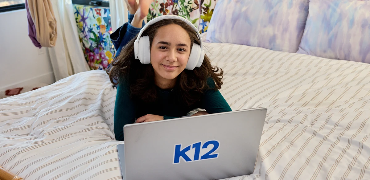 Chica sonriendo y usando auriculares.