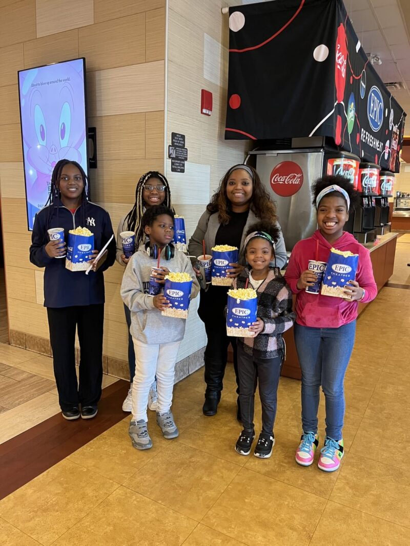 chicas sonriendo en el cine con palomitas