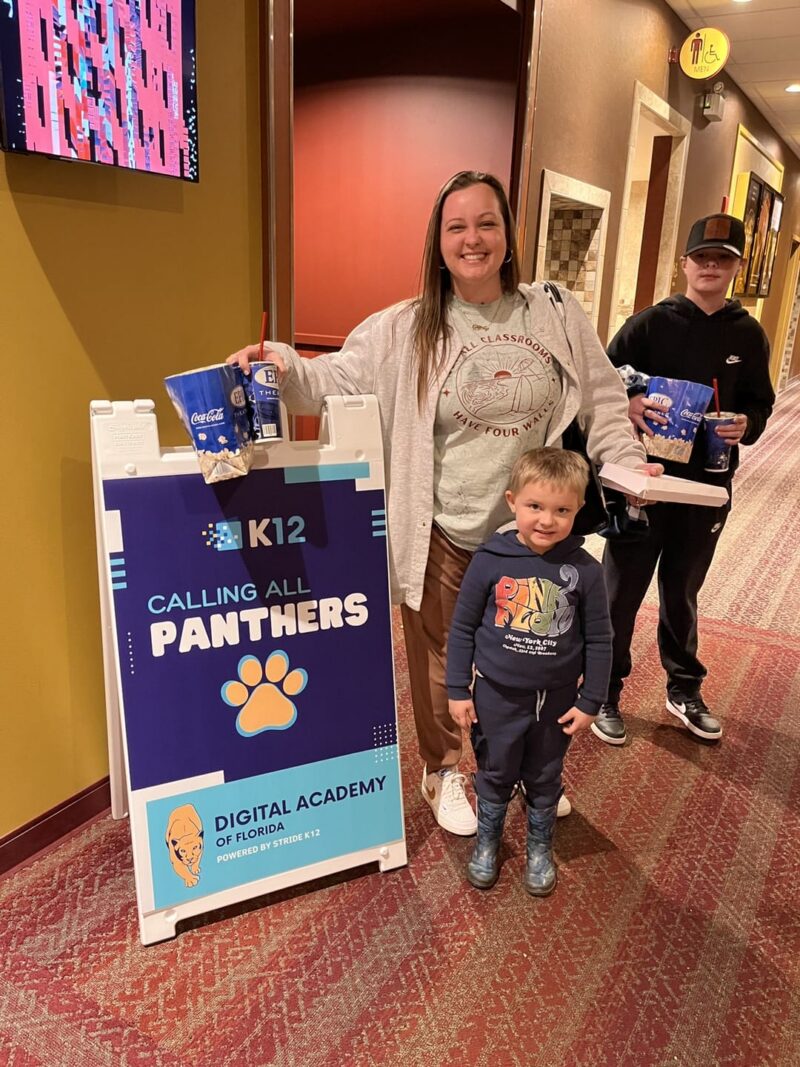 gente sonriendo en el cine