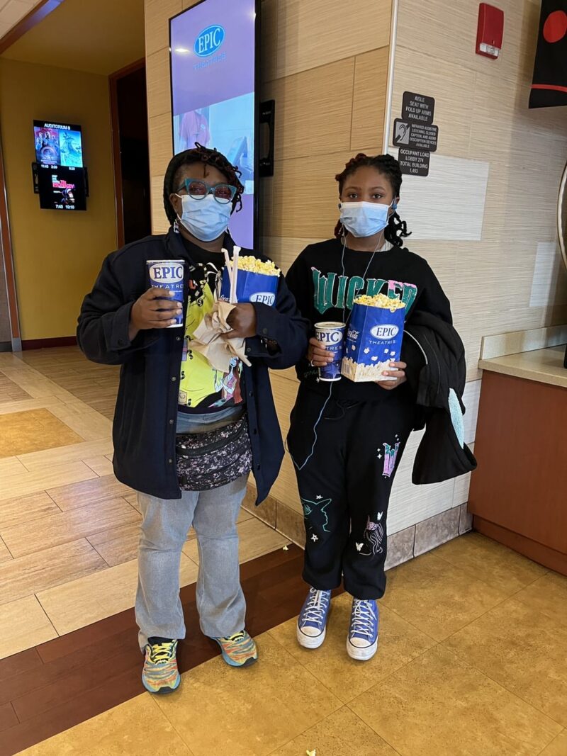 mujer en la noche de cine con palomitas