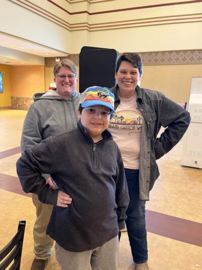 gente feliz en la noche de cine