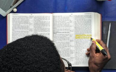 Estudiante leyendo una Biblia