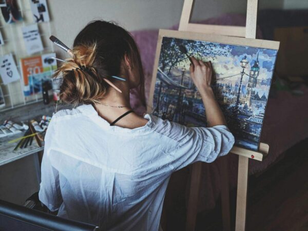 Chica pintando