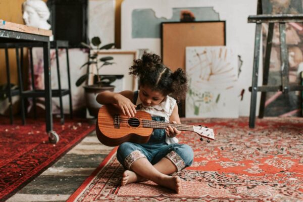 Niña pequeña tocando el ukelele