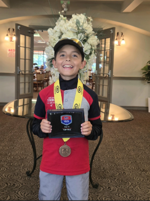 William con su trofeo en las manos