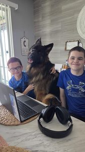Lucas y Gabriel con su perro.